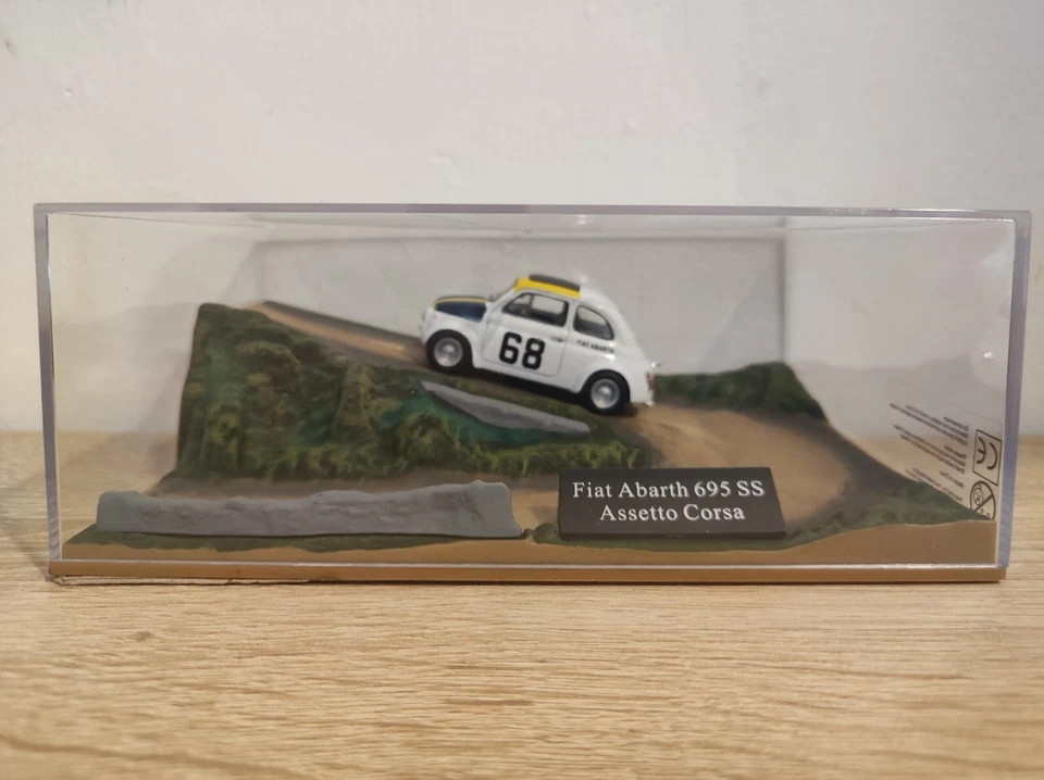 Diorama Modellino Fiat Abarth 695 SS Assetto Corsa - 1/43 Hachette - Immagine 2 di 3