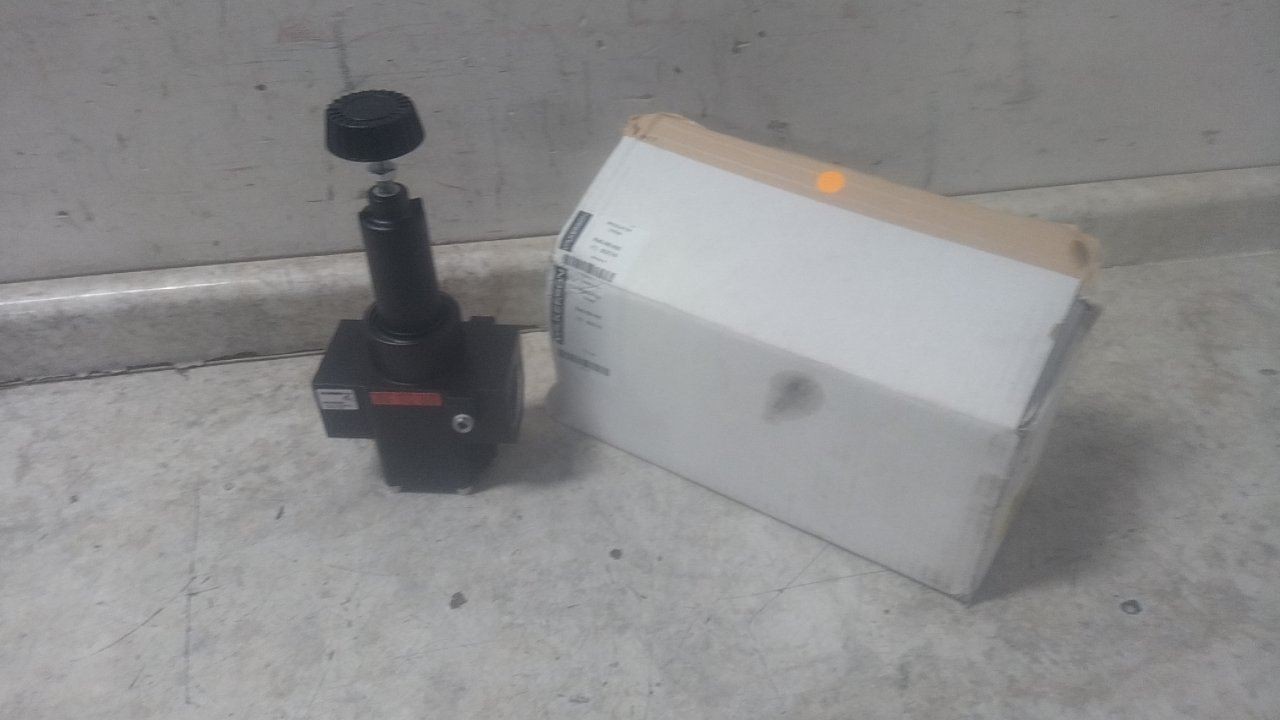 Wilkerson R40-0B-000 1-1/2 In NPT Inlet/Outlet Compressed Air Regulator