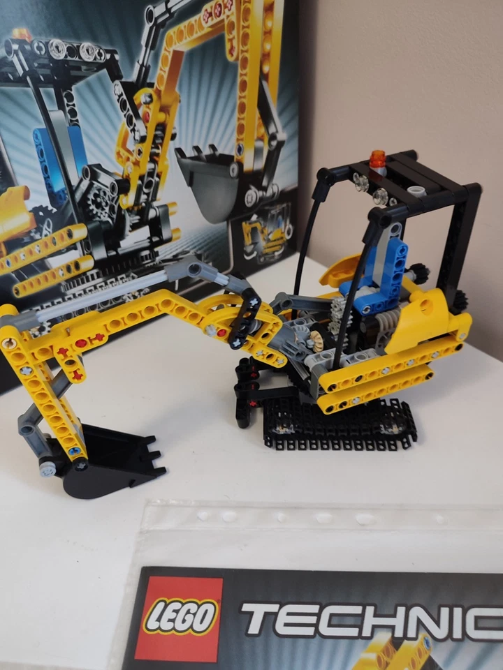 LEGO Technic 8047 Compact Excavator, photo 2 sur 4
