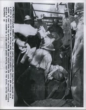 1955 Press Photo Body of Lester Offlin Removed From Ditch He Was Working
