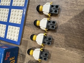 RARE 2006 LEGO Tic Tac Toe University Games Cops And Robbers Missing 2 Minifigs