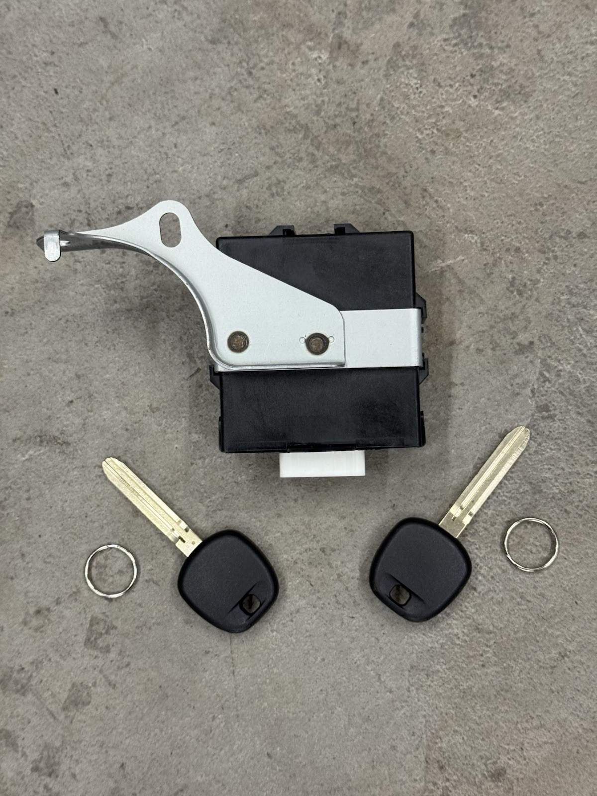 2003-2007 Toyota Sequoia Immobilizer With 2 Programmed Keys Uncut Plug And Play