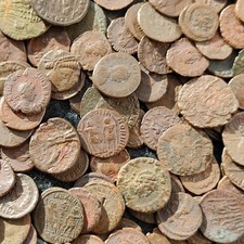 Viele römische Münzen vorhanden, kleine antike Nummus aus Konstantinszeit