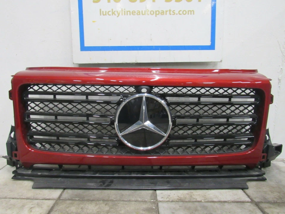 Mercedes G550 2019-2024 emblema de parrilla rojo fabricante de equipos originales usado 4638884300, 4638880800 Foto 2 de 4