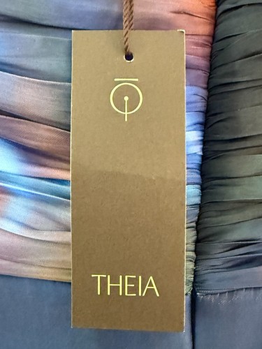 795 $ Theia Stacy Neckholder-Kleid | leuchtende Flügel | 16 - Bild 12 von 16
