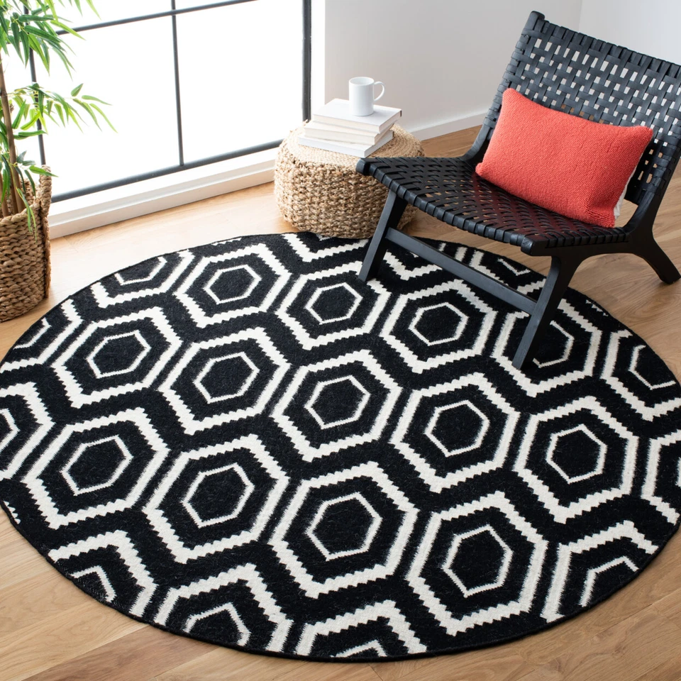 SAFAVIEH Dhurries DHU556L Handwoven Black / Ivory Rug - Image 2 of 4
