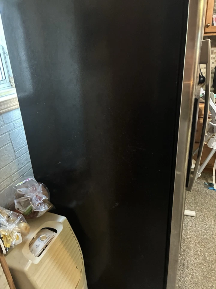 Refrigerador de Whirlpool puertas de apertura de doble lado tiene dispensador de agua y hielo Foto 3 de 4