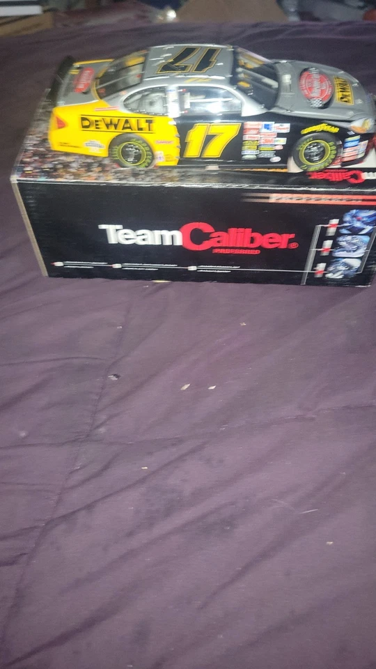 Ford Taurus 2003 Matt Kenseth #17 DeWalt Team Caliber Preferred 1:24 Victory Lap Foto 2 de 4