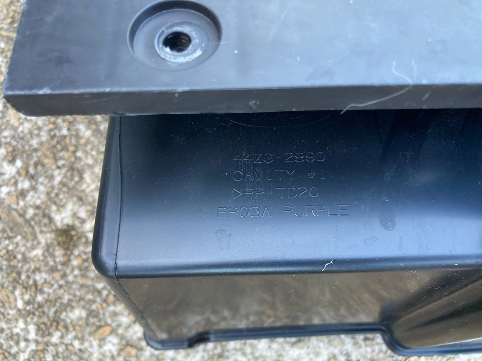 Guantera Ford Mustang 2010-2013 OEM usada vendida como está Foto 3 de 4