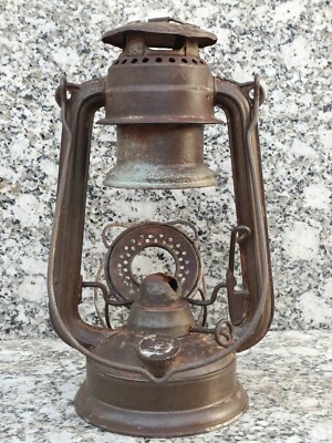 OLD VINTAGE FEUERHAND NO. 275 IRON KEROSENE OIL LAMP LANTERN WITH