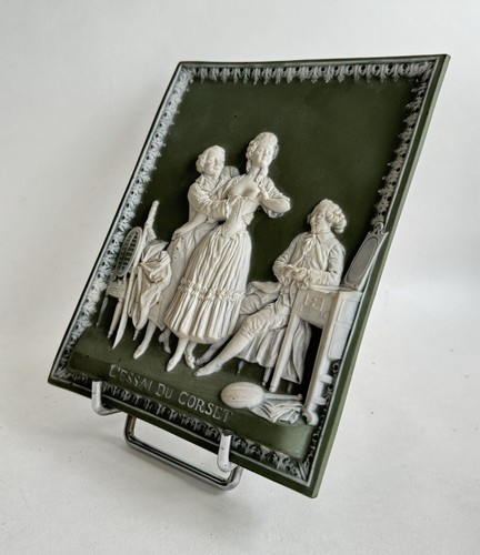 Ancienne erotic plaque érotique en biscuit porcelaine Wedgwood «le corset» 1900 - Imagen 8 de 16