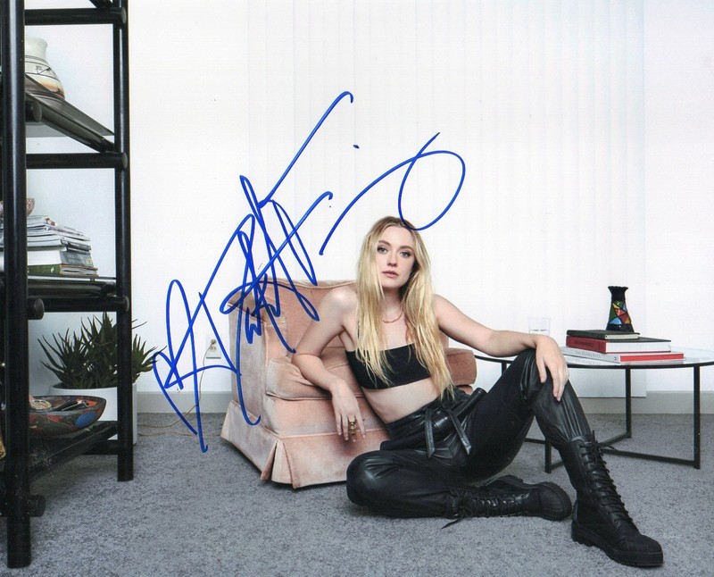 Autographed Dakota Fanning 8 x 10 Photo Signed with COA  