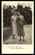 Cartolina Graziosa coppia con fisarmonica su strada 