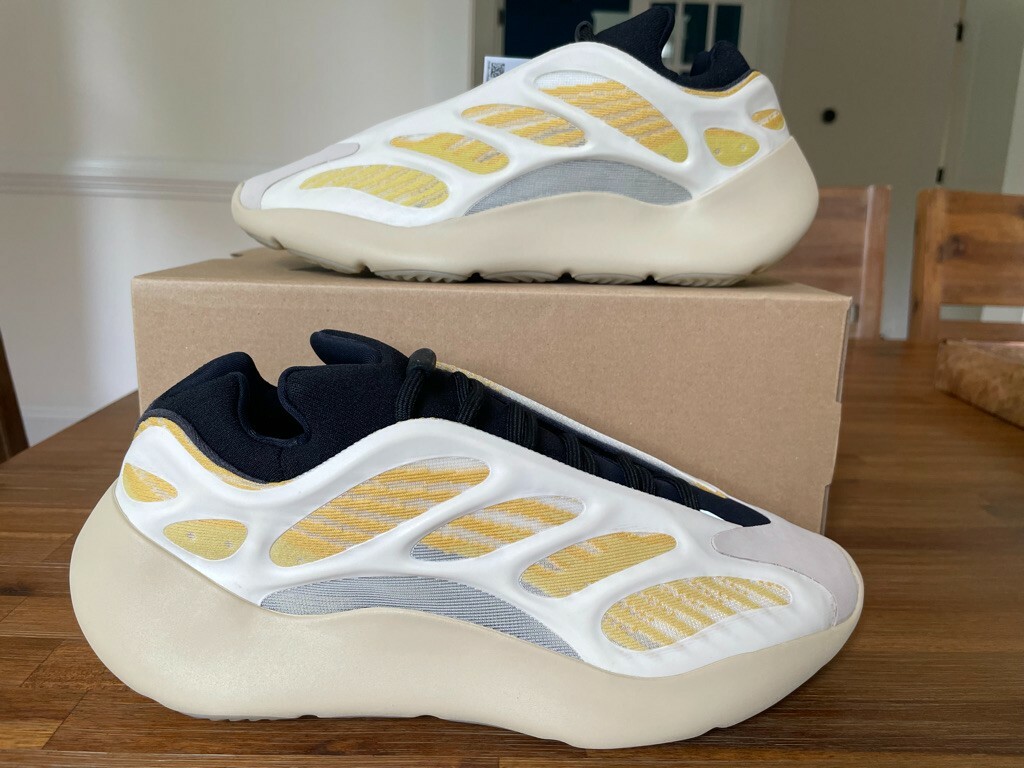Adidas Yeezy 700 v3 Safflower Mens 9.5 Brand new / Never worn