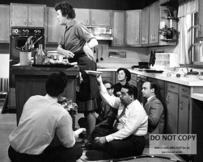 JULIA CHILD WITH ASSISTANTS ON SET OF ''THE FRENCH CHEF'' - 8X10 PHOTO (EE-322)