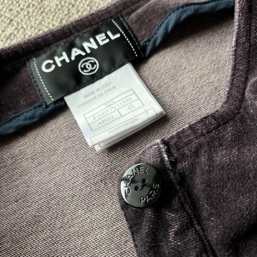Giacca Chanel in velluto senza colletto colore viola scuro taglia 42 cotone Made in Italy