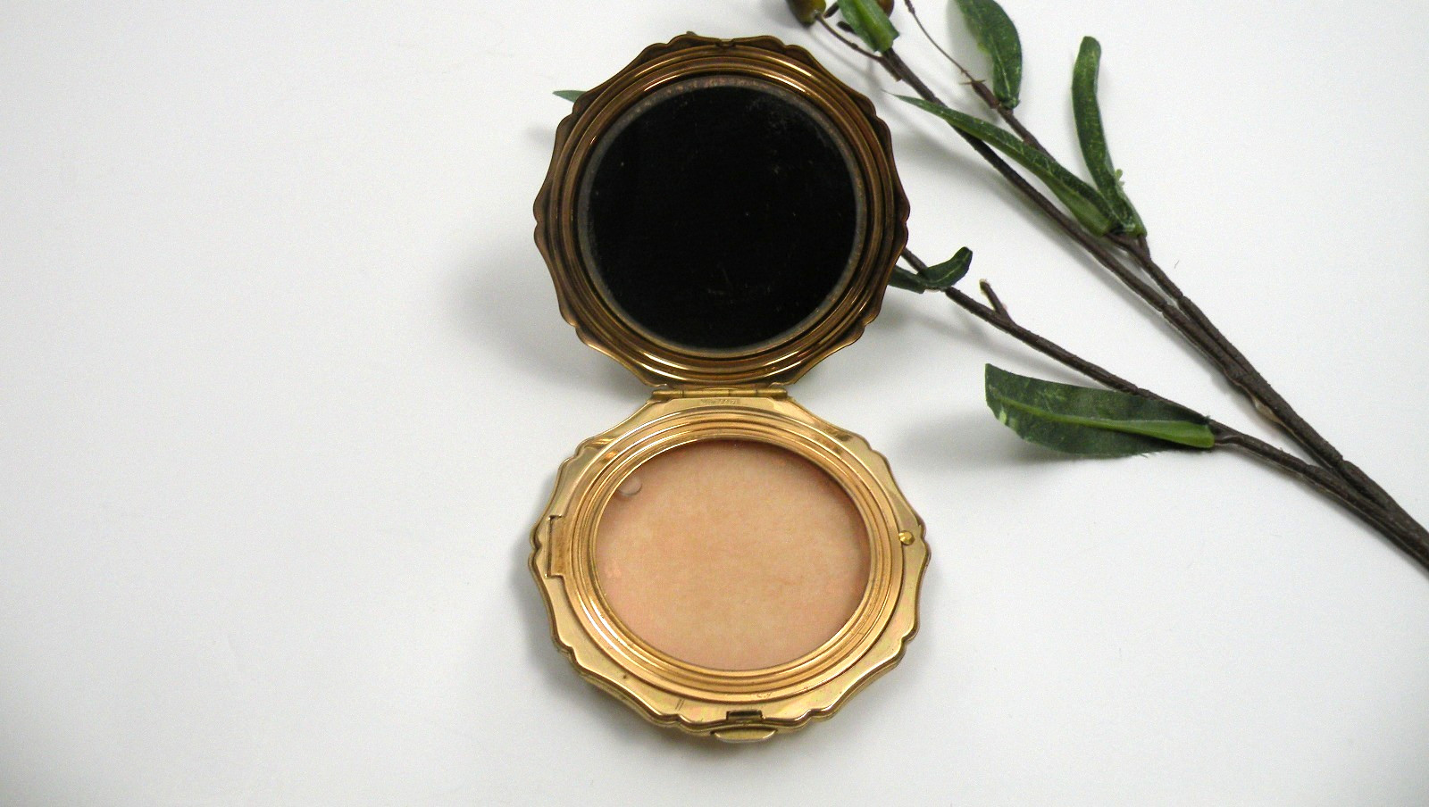 Vintage Stratton Of England Mirrored Pressed Powder Compact Floral W/Sifter Ring