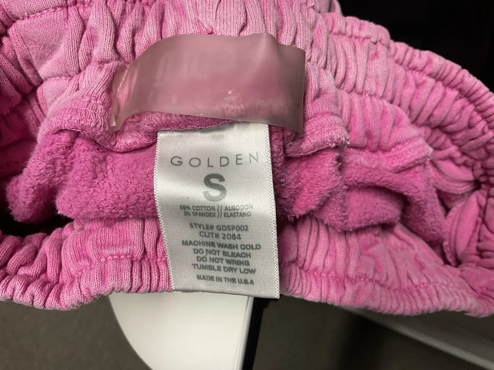 es un par de pantalones deportivos Golden Flame en rosa con un gráfico de llama negra Foto 3 de 3