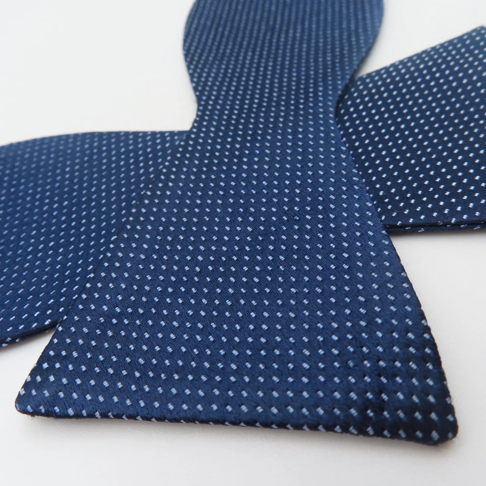 Pajarita DKNY azul seda blanco lunares 2,25" ancho auto corbata Foto 2 de 4
