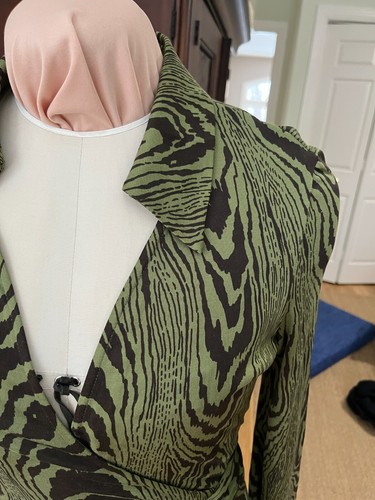 DVF Vintage Furstenberg Jeanne vestido de punto de seda envolvente verde oliva cebra animal 12 - Imagen 2 de 5
