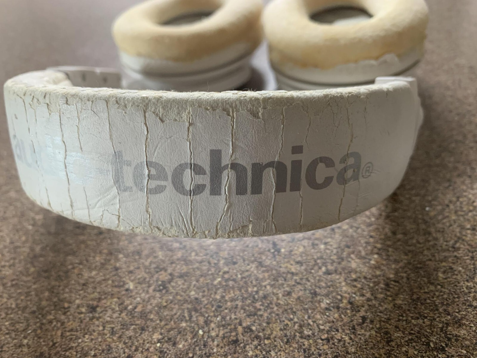 PEELING AudioTechnica ATHM50x ClosedBack Monitor Headphones White