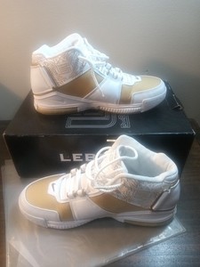 Nike Lebron Zoom 2 Retro “Maccabi” 2022, White and Gold Metallic.  NWOT Lebron 2 Soldier | eBay main image 3