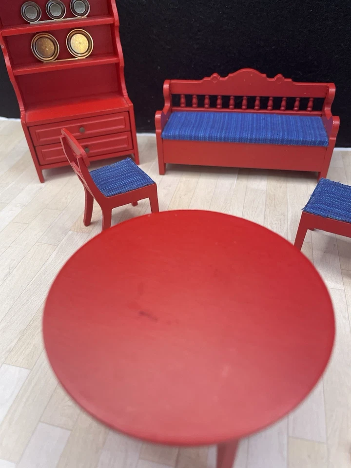 Juego de cocina/comedor para casa de muñecas Lundby: mesa roja, banco, sillas, gabinete de porcelana Foto 4 de 4