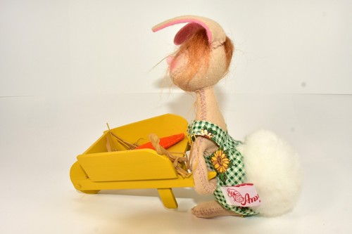 ANNALEE 1996 7" COUNTRY BOY BUNNY WITH CARROT & HAY IN A WHEELBARROW HTF - Picture 3 of 7