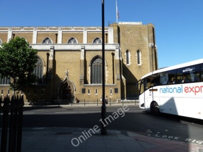 Foto 6x4 Reisebus macht eine Kurve vorbei an St George's RC Cathedral London c2010