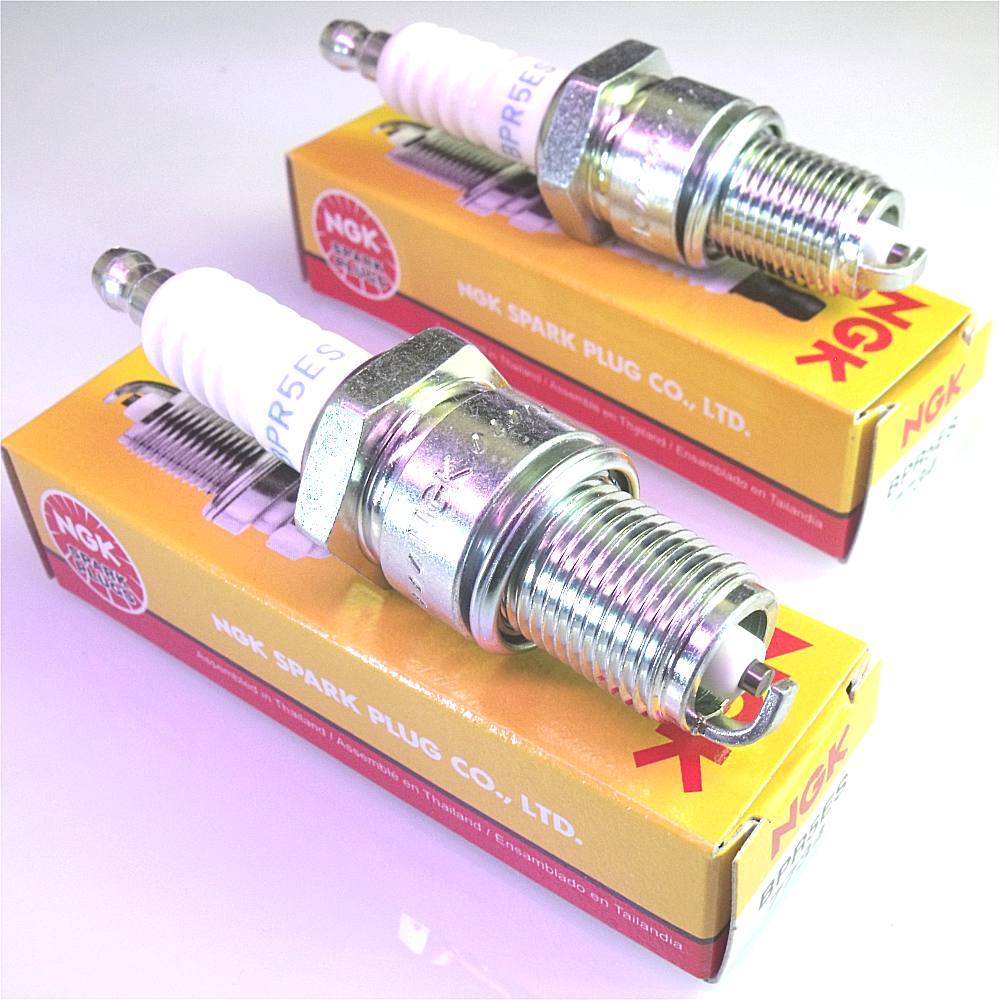 2 SPARK PLUGS FITS M802138 DEERE 260 265 322 GT242 GT262 2 SPARK PLUGS FITS M802138 DEERE 260 265 322 GT242 GT262