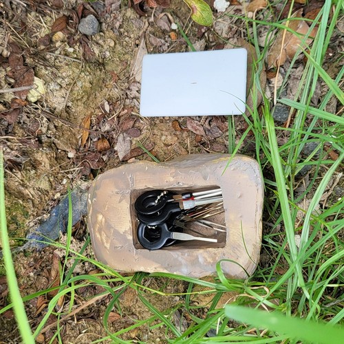 OUTDOOR ROCK HIDE A KEY HOUSE HOME Emergency Spare Key Car Holder Hider Safe - Picture 11 of 12
