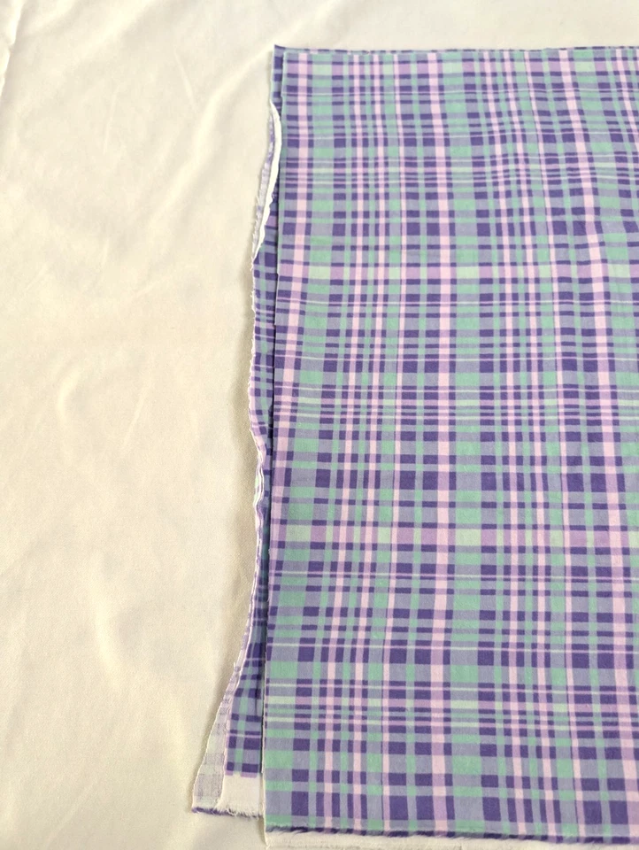Pieza de patio de tela de franela a cuadros verde y púrpura como nueva 36" x 42" de JoAnn Fabrics Foto 3 de 4