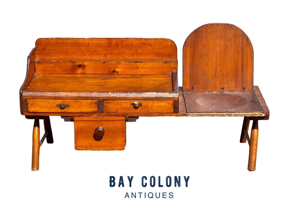 Banco/mesa de centro antigo country primitivo de pinho com 3 gavetas - Imagem 3 de 4