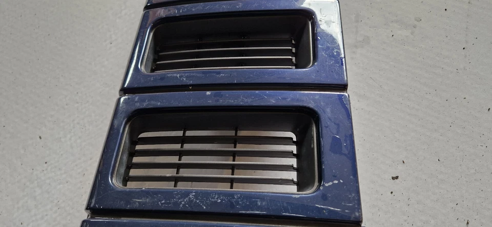 Jeep Grand Cherokee ZJ 1993-1995 parrilla del radiador central superior delantera OEM 55054859 Foto 3 de 4