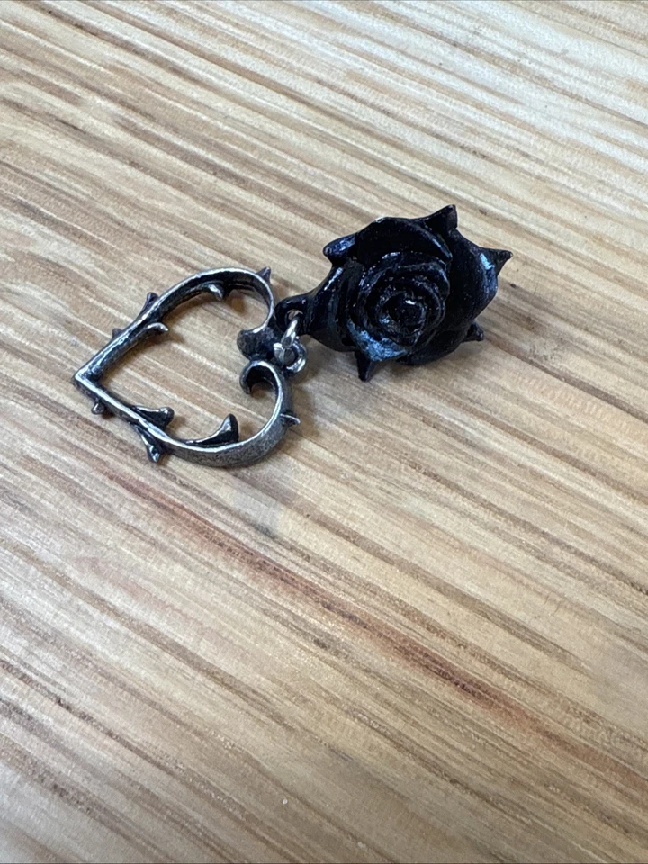 Pendientes Alquimia Gótica Amor Herido Rosa Negra Espina Corazón Peltre Victoriano Emo Foto 2 de 4
