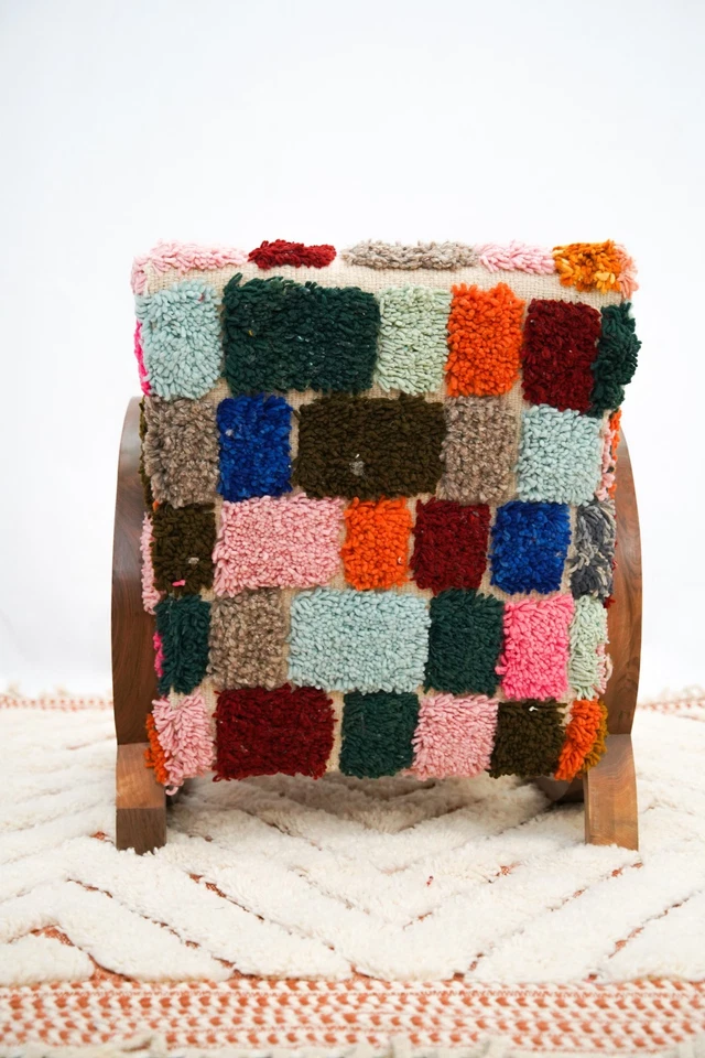 ¿Sillón marroquí artesanal? Silla de madera vintage con tapicería de alfombra de lana Foto 4 de 4