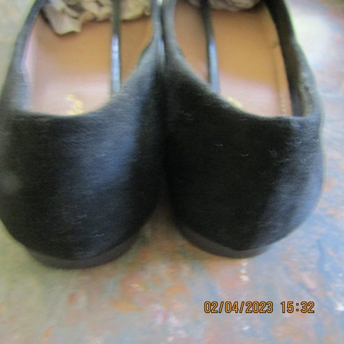 Size 10 Girls Beautiful Black Suede Look With Gold Metal Bow On Front Party Shoe - Picture 6 of 7