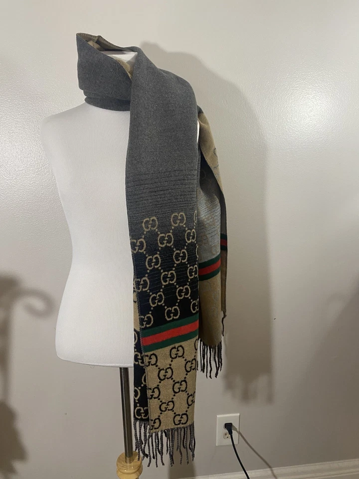 Gucci Mujer Invierno Logo Cachemira Bufanda Negro y Rojo, Gris Diseño Reversible Foto 3 de 4