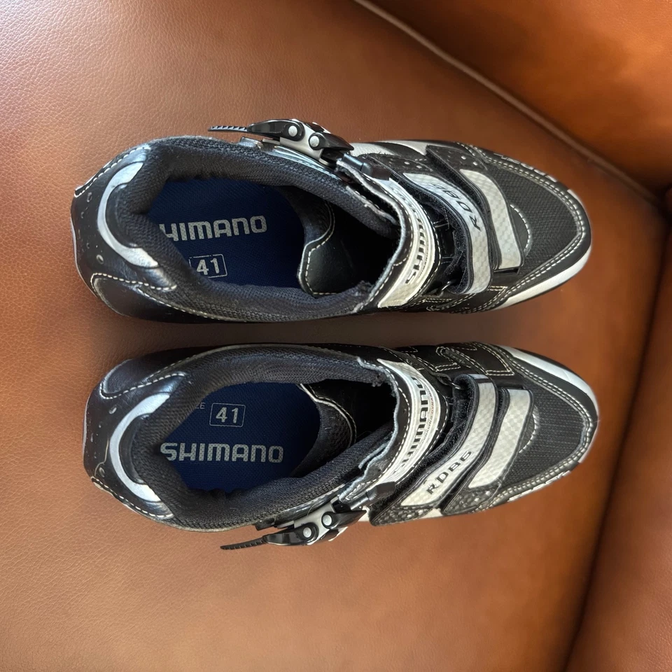 Zapatos de ciclismo Shimano para hombre talla 7,5/41 negros y plateados Foto 2 de 4