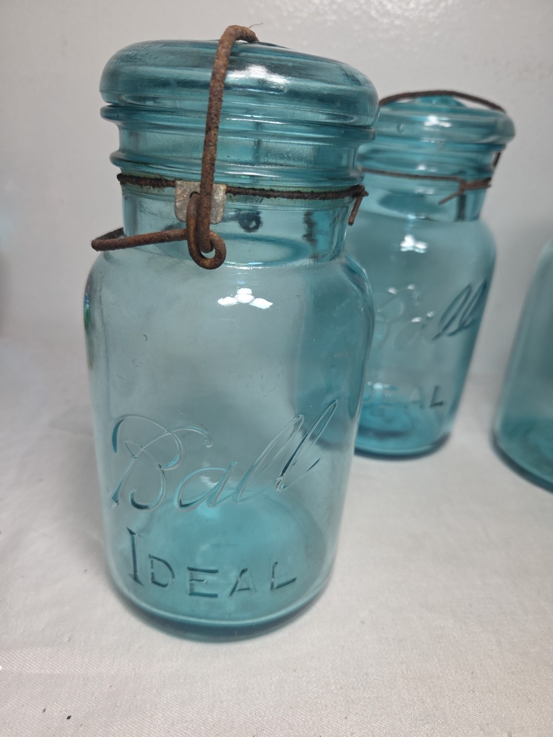 LOT OF 4 VINTAGE BLUE BALL IDEAL 1 QT CANNING JARS WITH GLASS LIDS & WIRE BAILS
