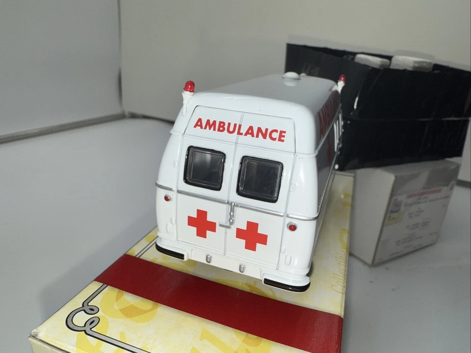 MATCHBOX YYM38062 1959 MERCEDES BENZ AMBULANCE NO COA NIB 1/64 LQQK - Image 3 of 4