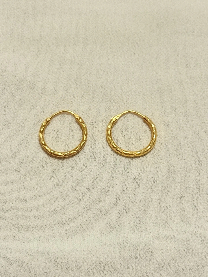 Pendientes de aro pequeños de oro amarillo de 22k 100 % genuinos Foto 2 de 4