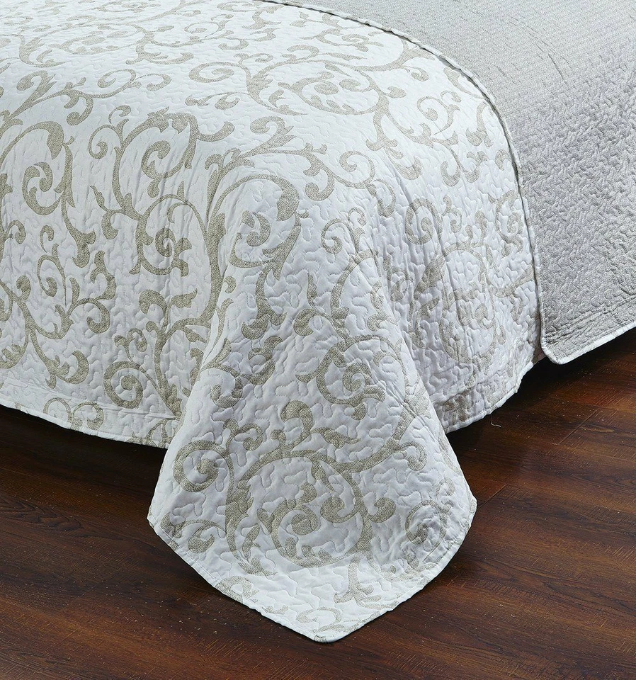 DaDa Bedding Damask Vineyard White Floral Freesia Elegant Coverlet Bedspread Set - Image 2 of 4