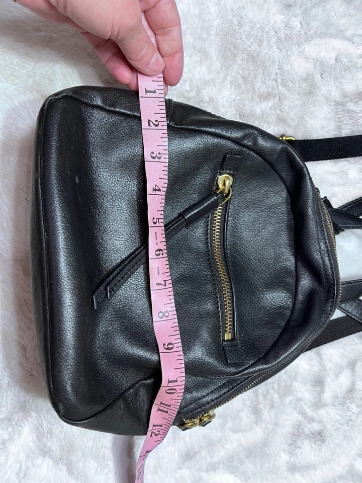 Mini mochila de cuero negro Fossil con cremalleras doradas y correas ajustables Foto 3 de 4