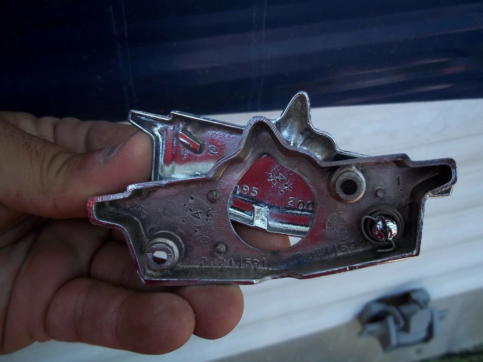   NUEVO 1980 1990 CHEVROLET CAPRICE EMBLEMA BLOQUEO MALETERO CHEVY 77 90 Foto 3 de 4