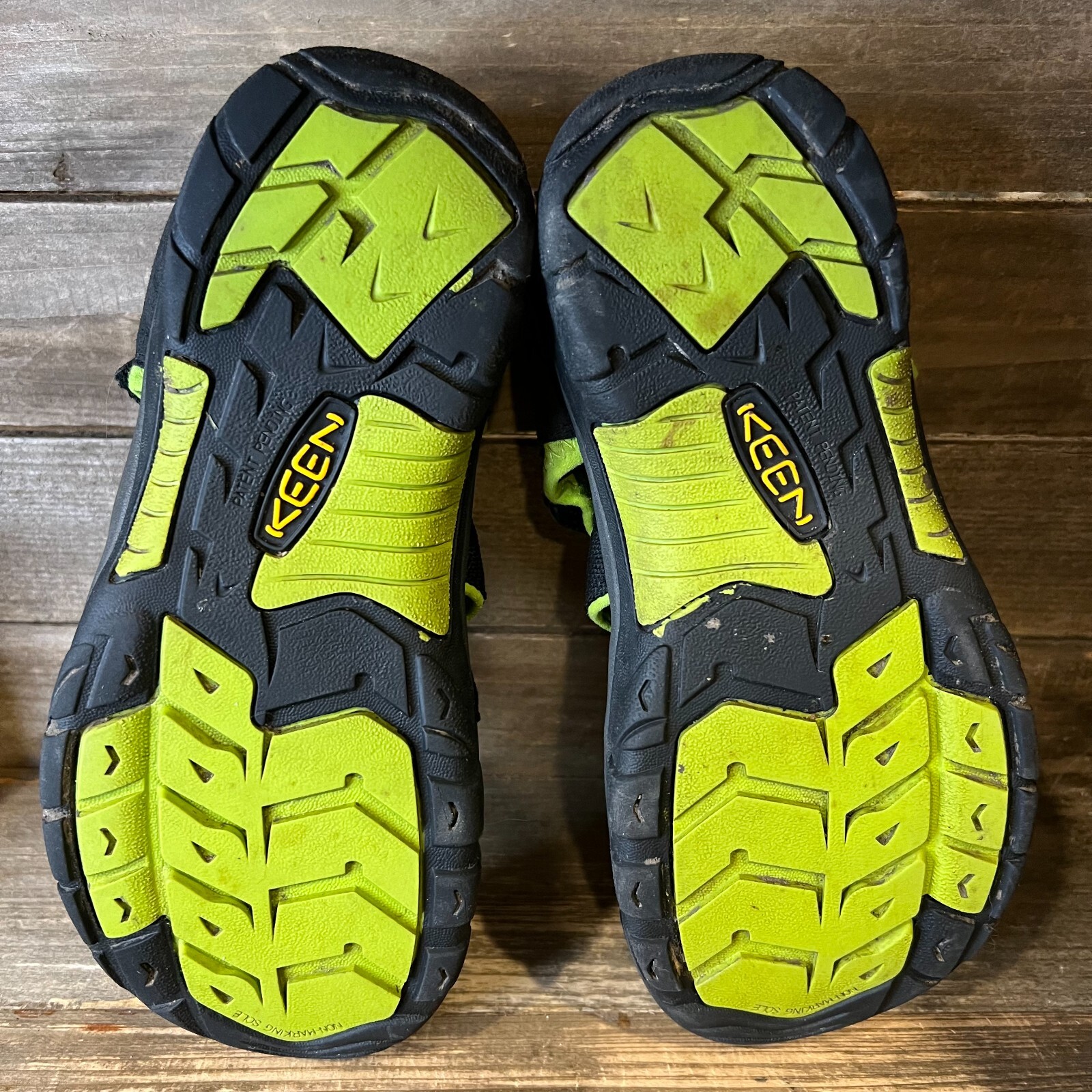 Sandali scarpe neri impermeabili Keen Newport H2 per bambini grandi taglia 6 Y in ottime condizioni