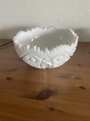 VINTAGE  OLD QUILT PATTERN BOWL - WHITE MILK GLASS - SAWTOOTH EDGE 8.5"