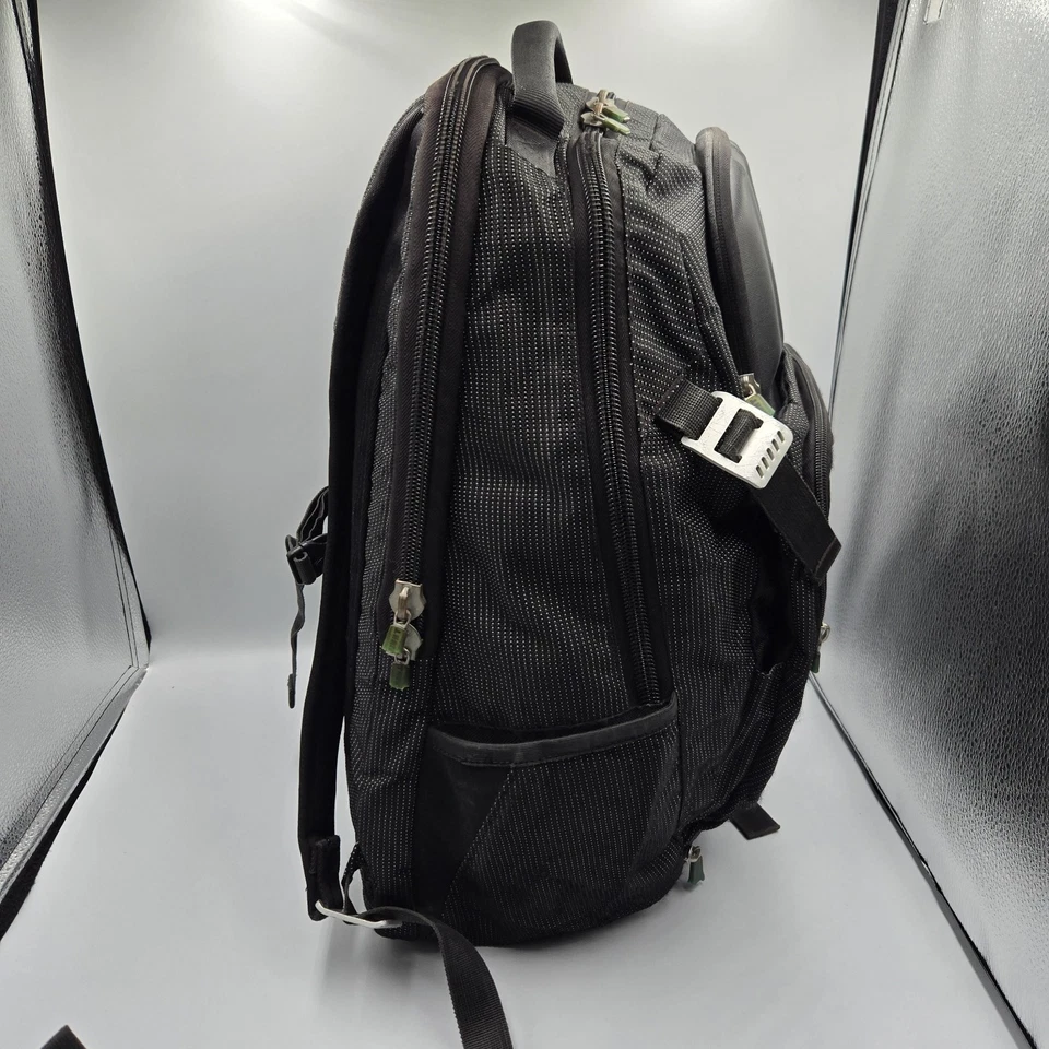 Thule Crossover 32L Backpack - 15inch MacBook / 15.6inch PC ** READ - Image 3 of 4