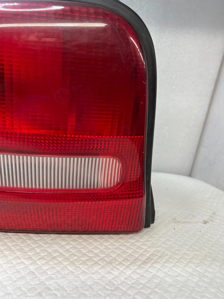 1998 DODGE NEON LANTERNA TRASEIRA LATERAL ESQUERDA DO MOTORISTA 5261863 FABRICANTE DE EQUIPAMENTO ORIGINAL (W-23) - Imagem 2 de 4