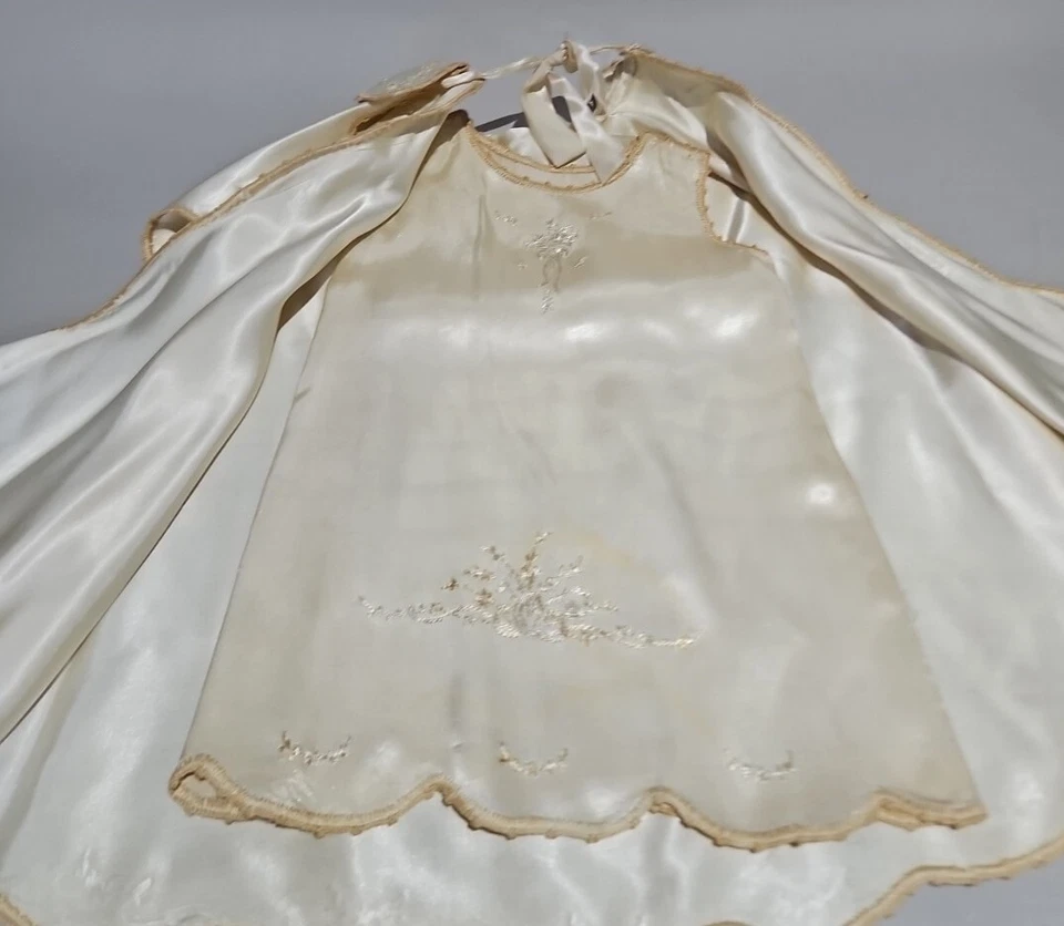 ANTIGUO BAUTIZO INFANTIL SATINADO Y CAPA CON BORDADO DE ENCAJE ♡ HERMOSO Foto 2 de 4